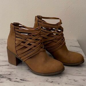 Womens American Rag Tan Suede Block Heel Ankle Bootie Size 9